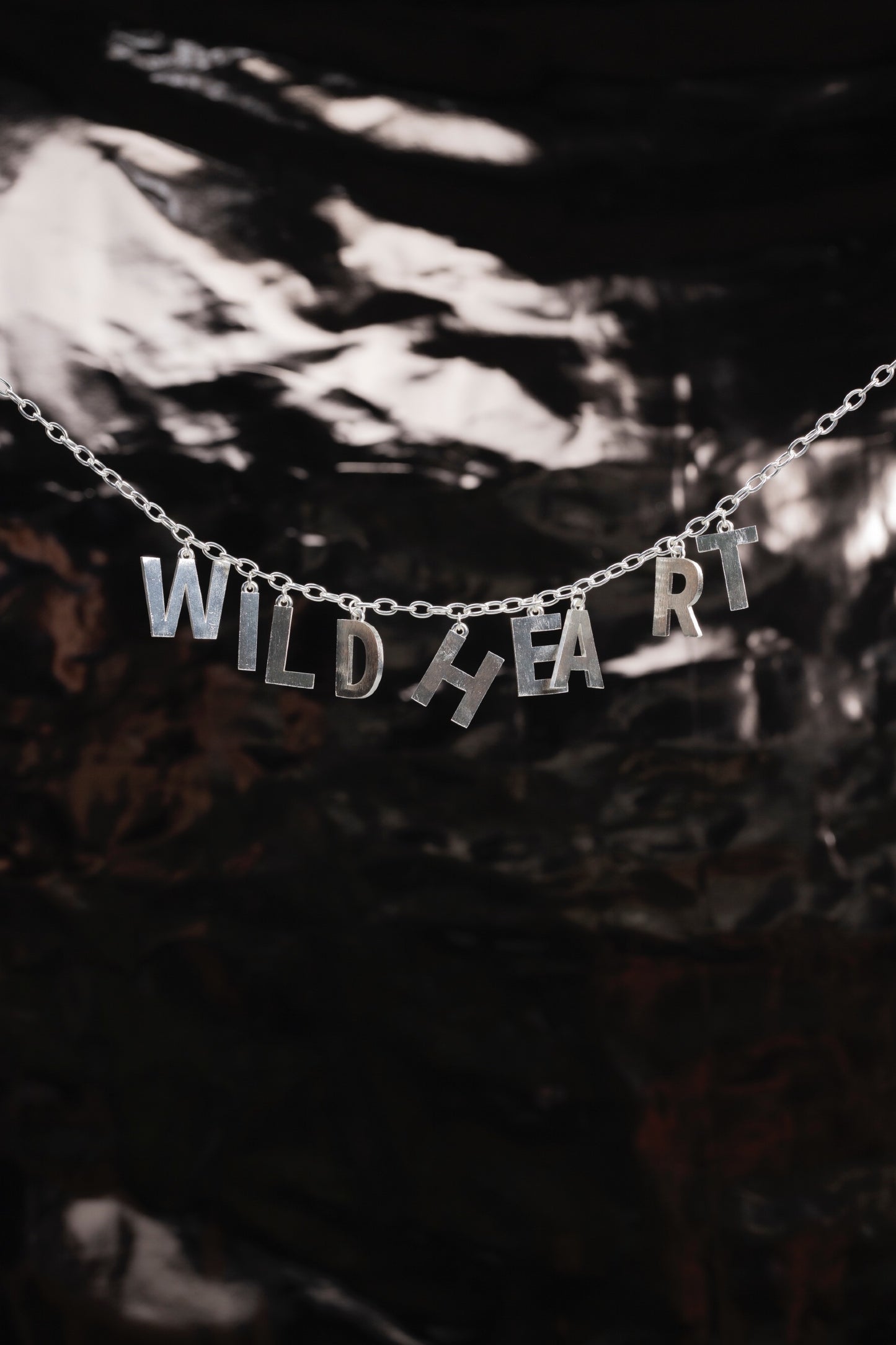 Cinturón con letras con baño en plata mil